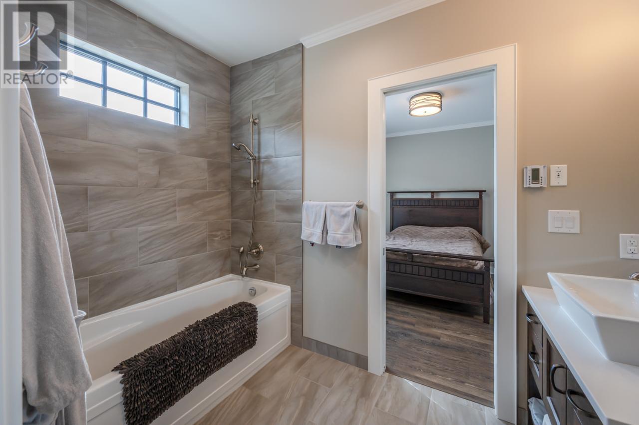 6709 VICTORIA Road Unit# 20, #20