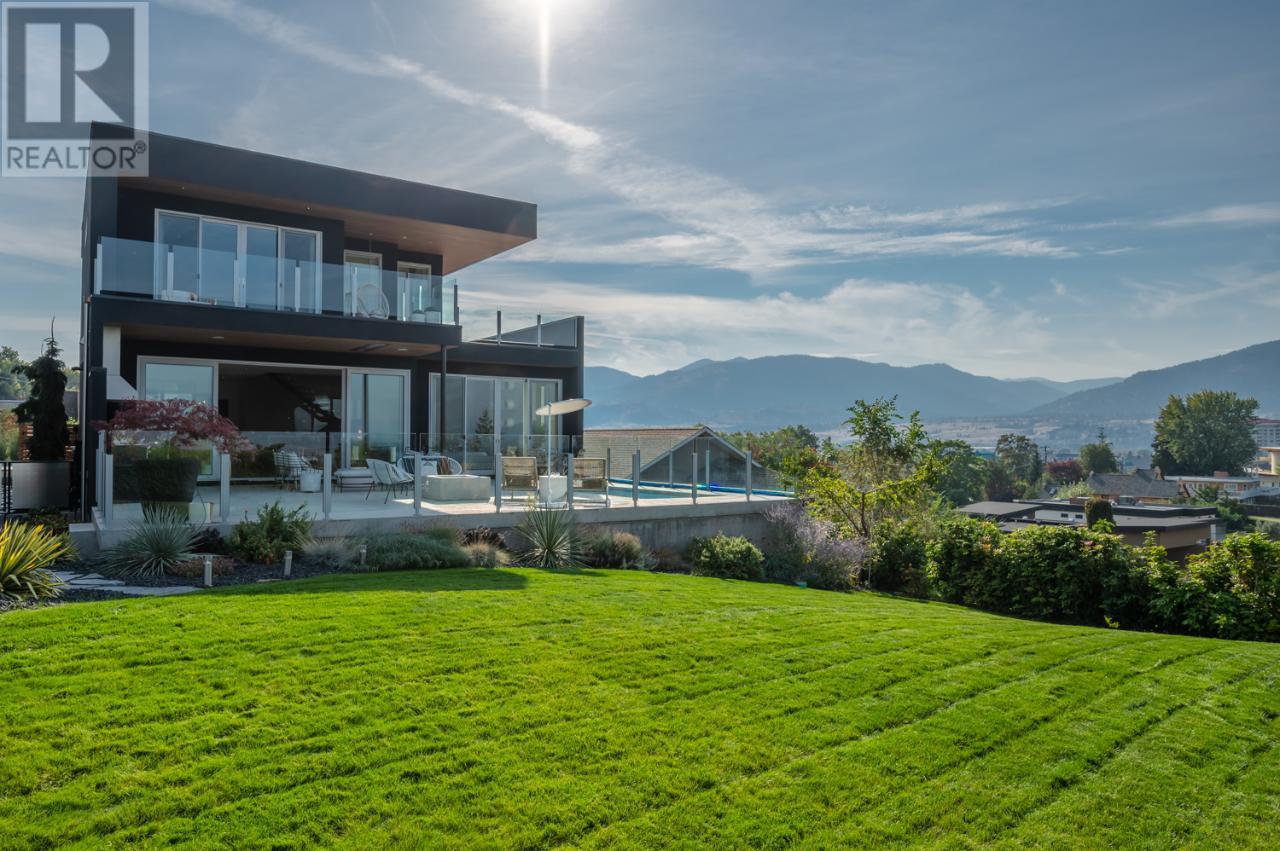 525 VANCOUVER Avenue