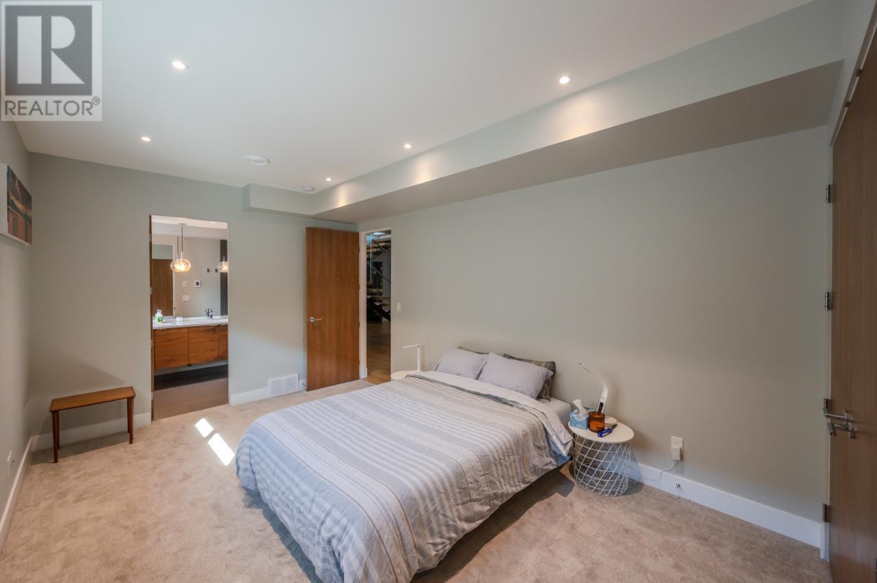 525 VANCOUVER Avenue