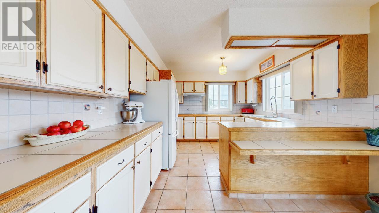 933 FAIRVIEW Road