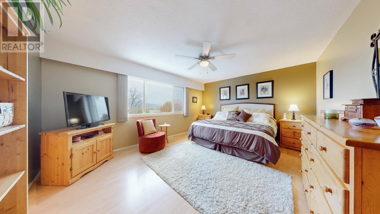 933 FAIRVIEW Road