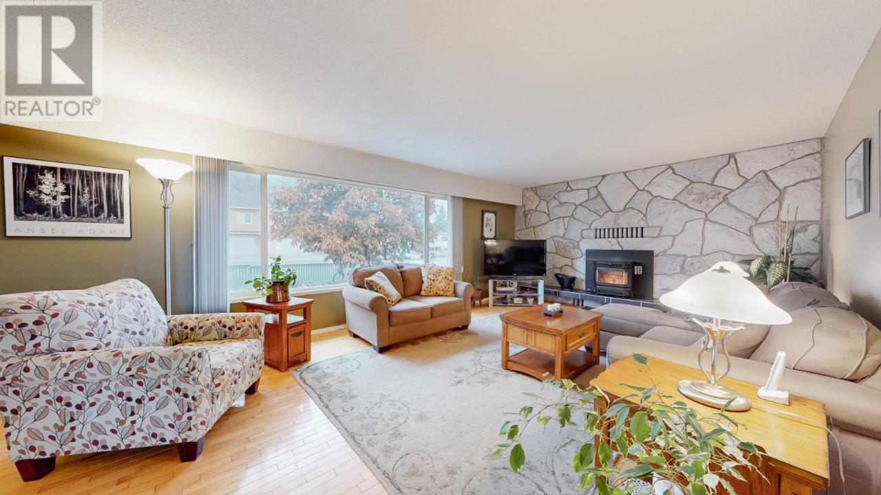 933 FAIRVIEW Road