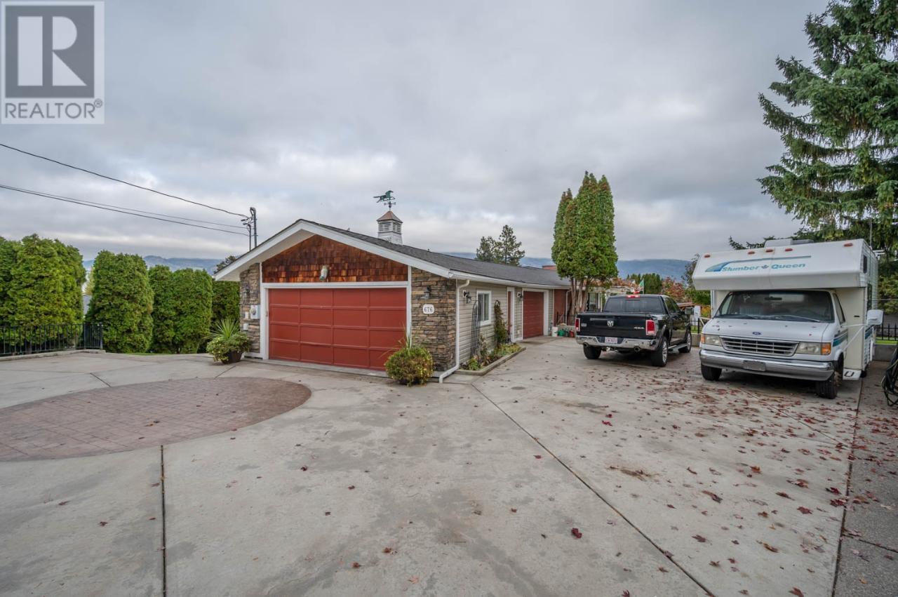 676 PINEVIEW Drive