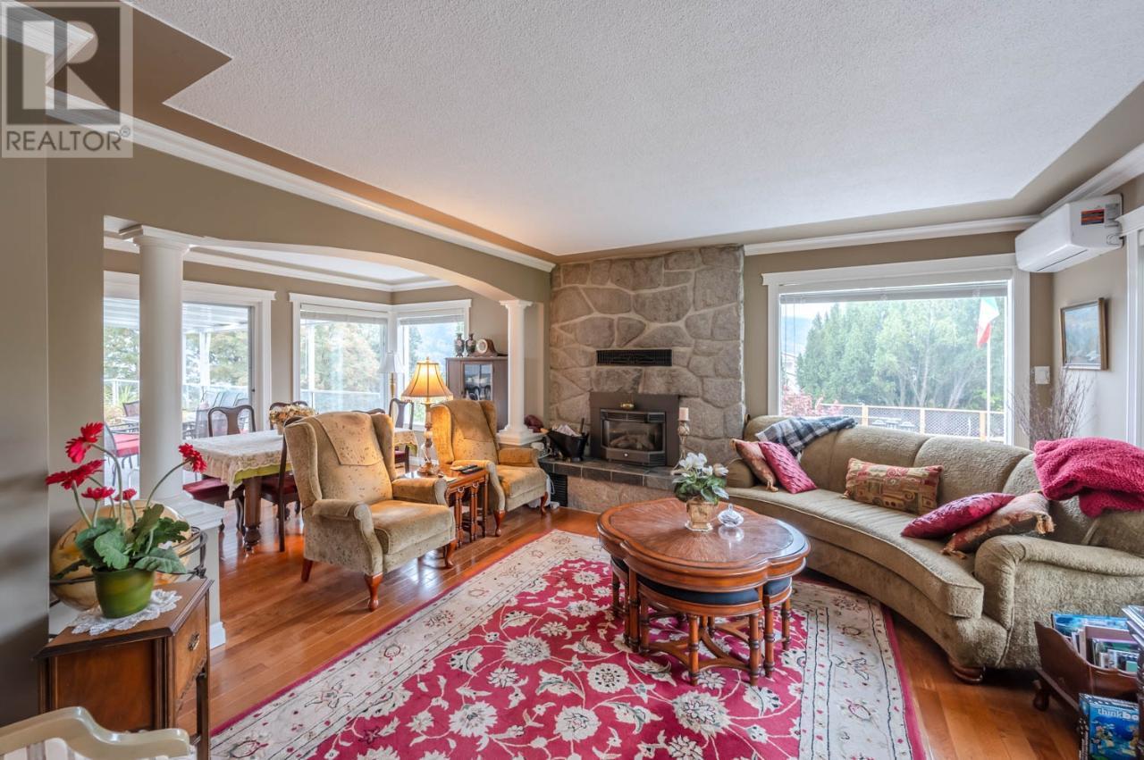 676 PINEVIEW Drive