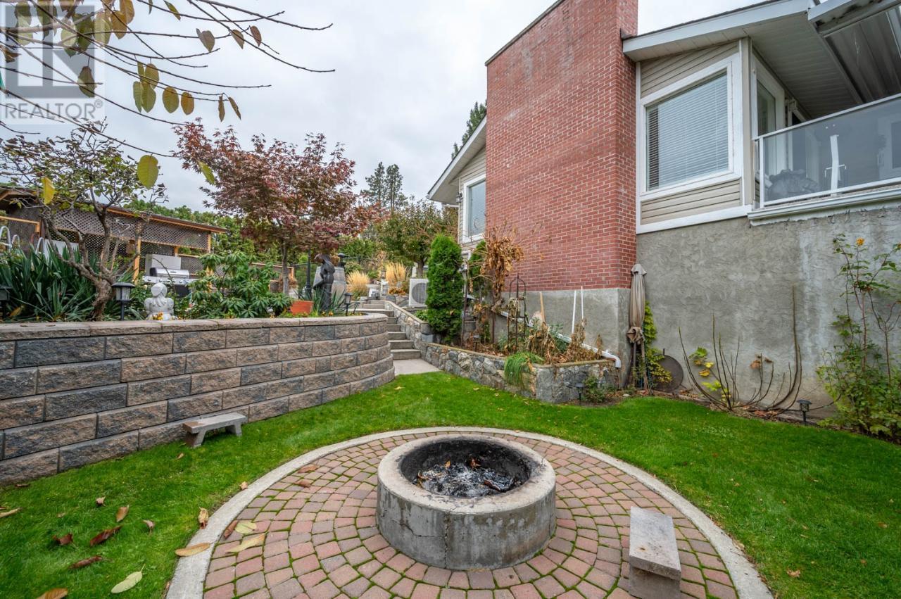 676 PINEVIEW Drive