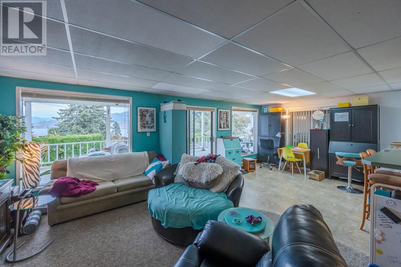 676 PINEVIEW Drive
