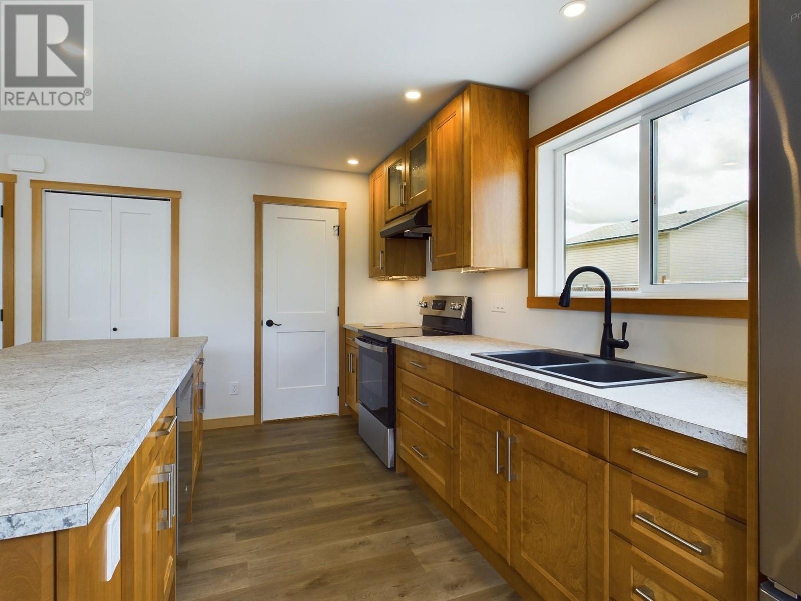 555 EARLE Crescent