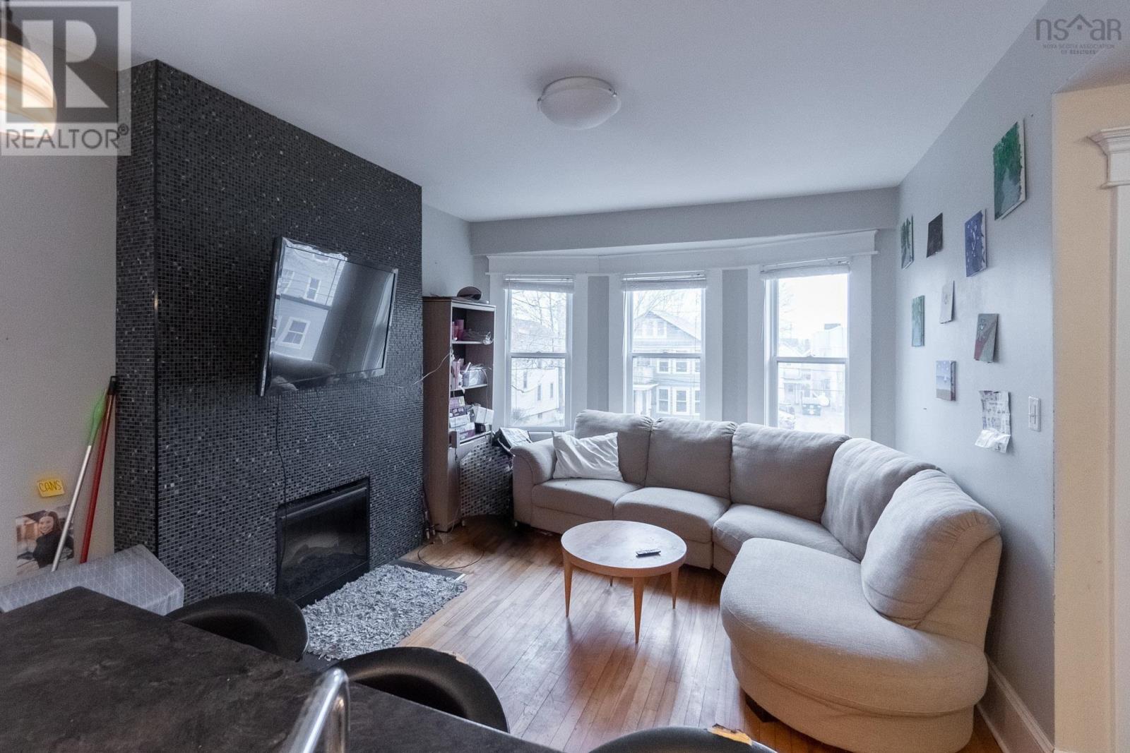 1669-1671 LARCH Street