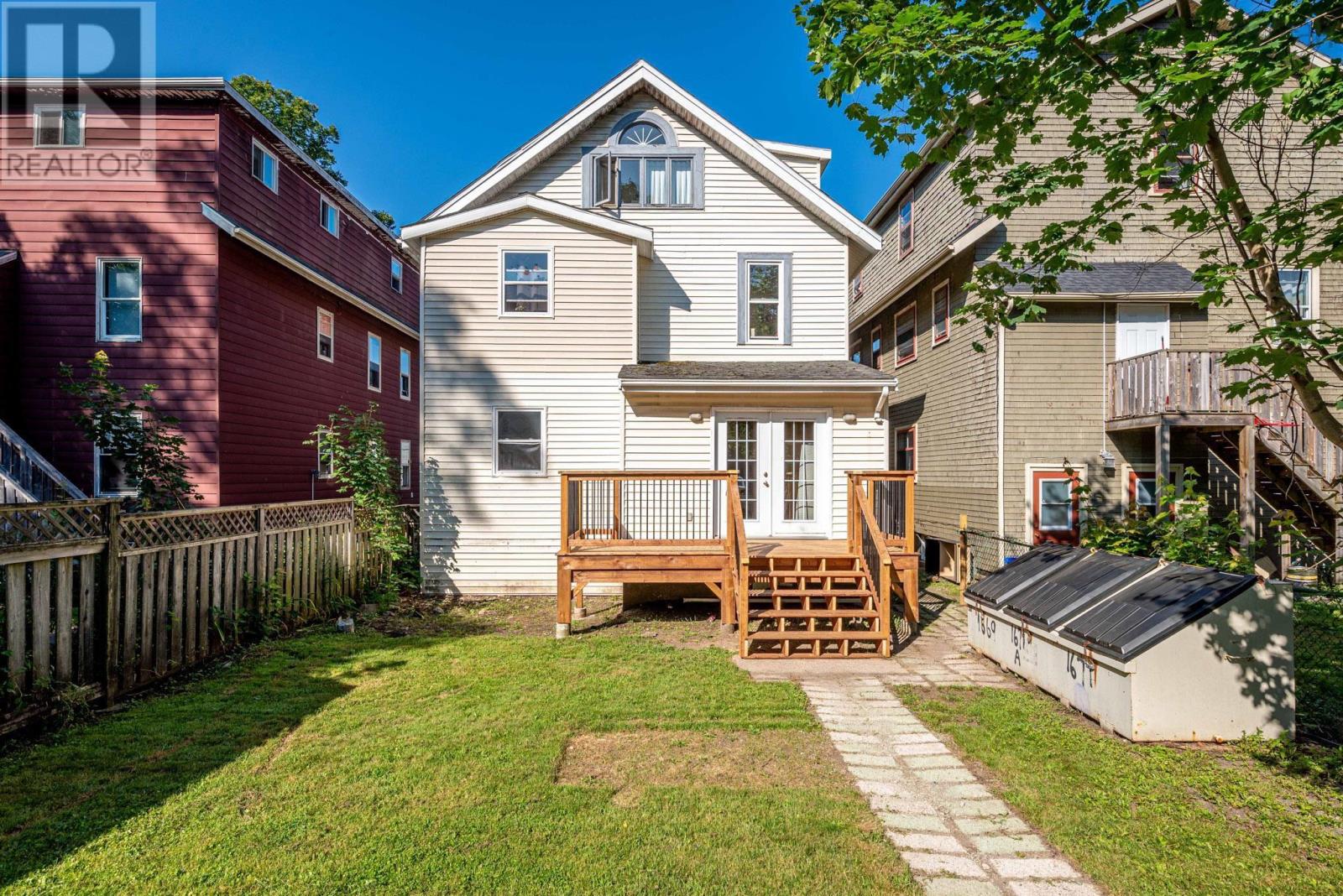 1669-1671 LARCH Street