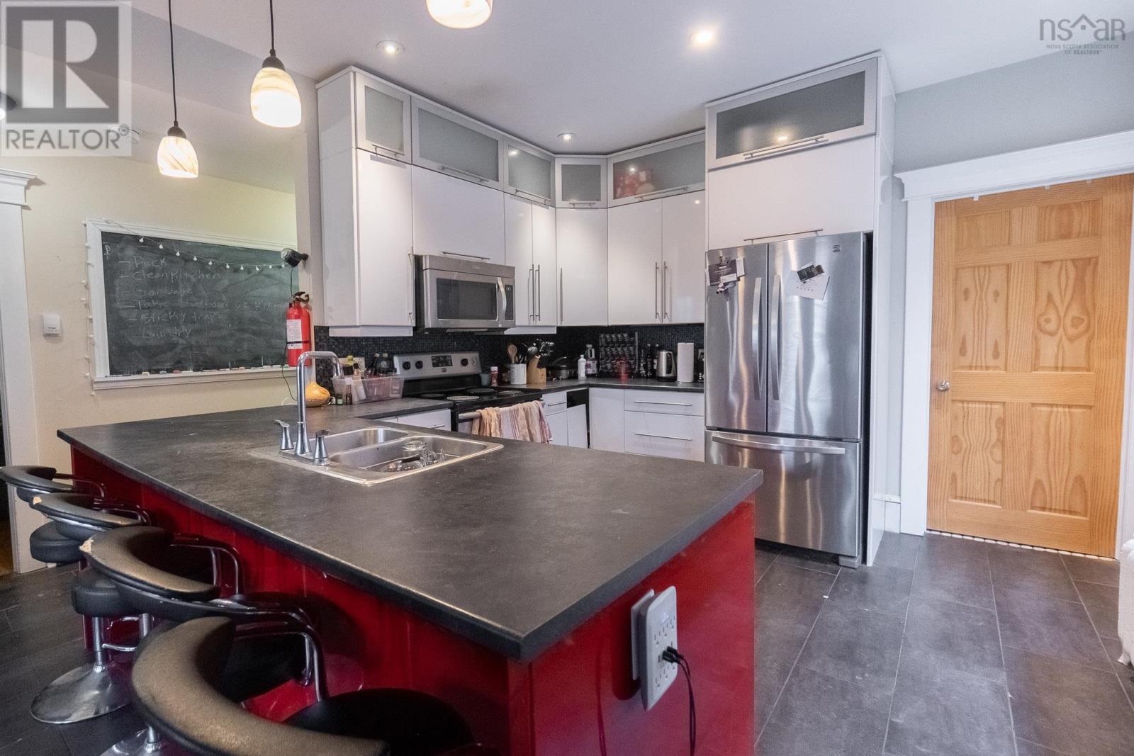 1669-1671 LARCH Street