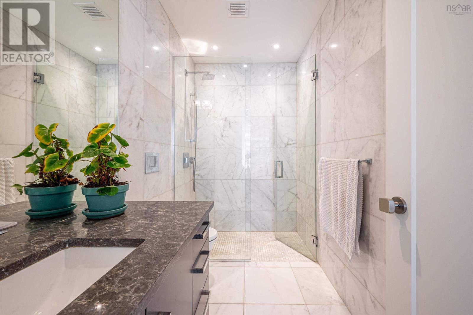 516 1585 South Park Street, #516