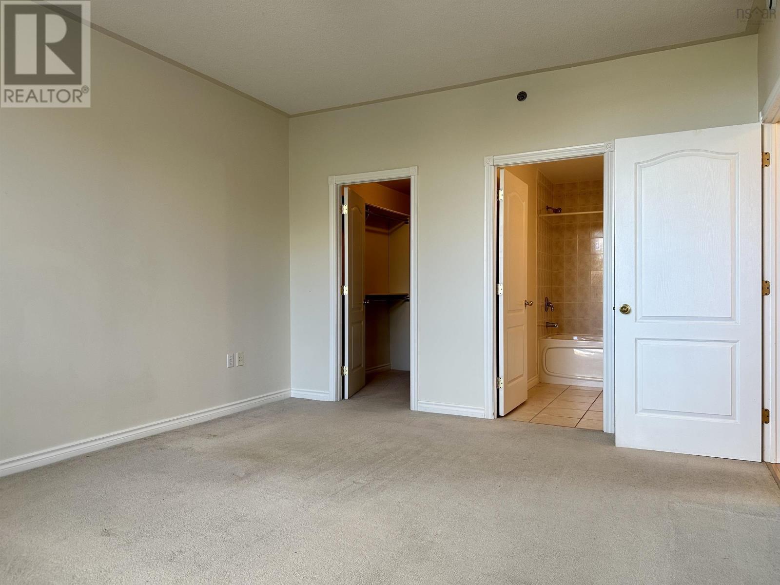 108 10 Regency Park Drive, #108
