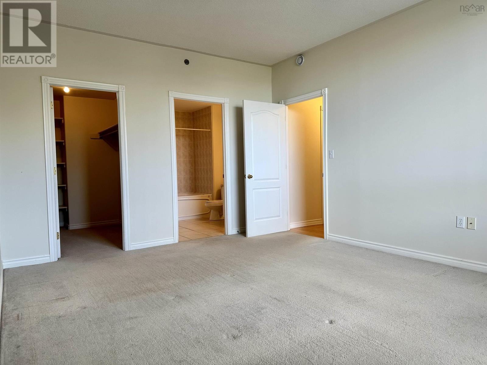 108 10 Regency Park Drive, #108