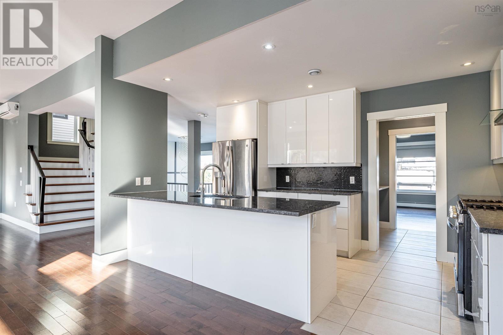 125 Amesbury Gate