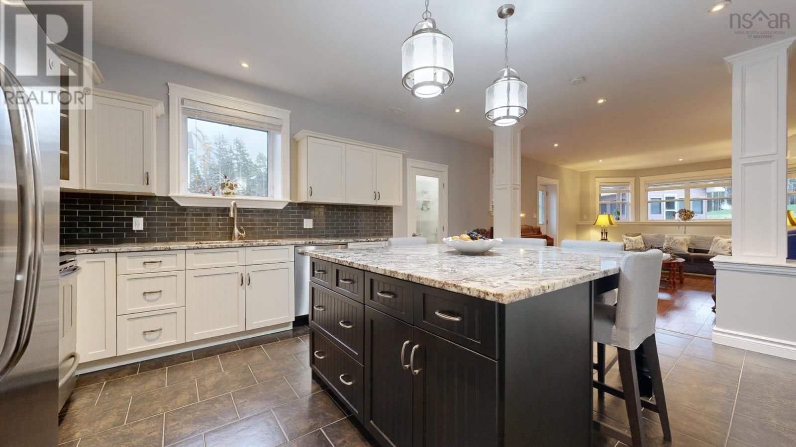 1025 Voyageur Way