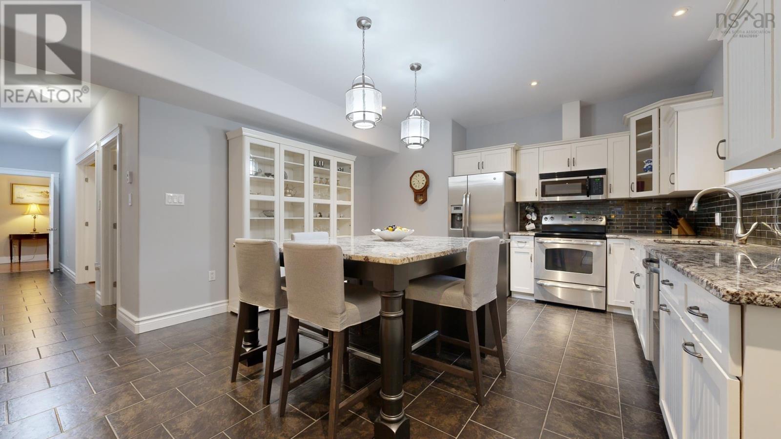 1025 Voyageur Way