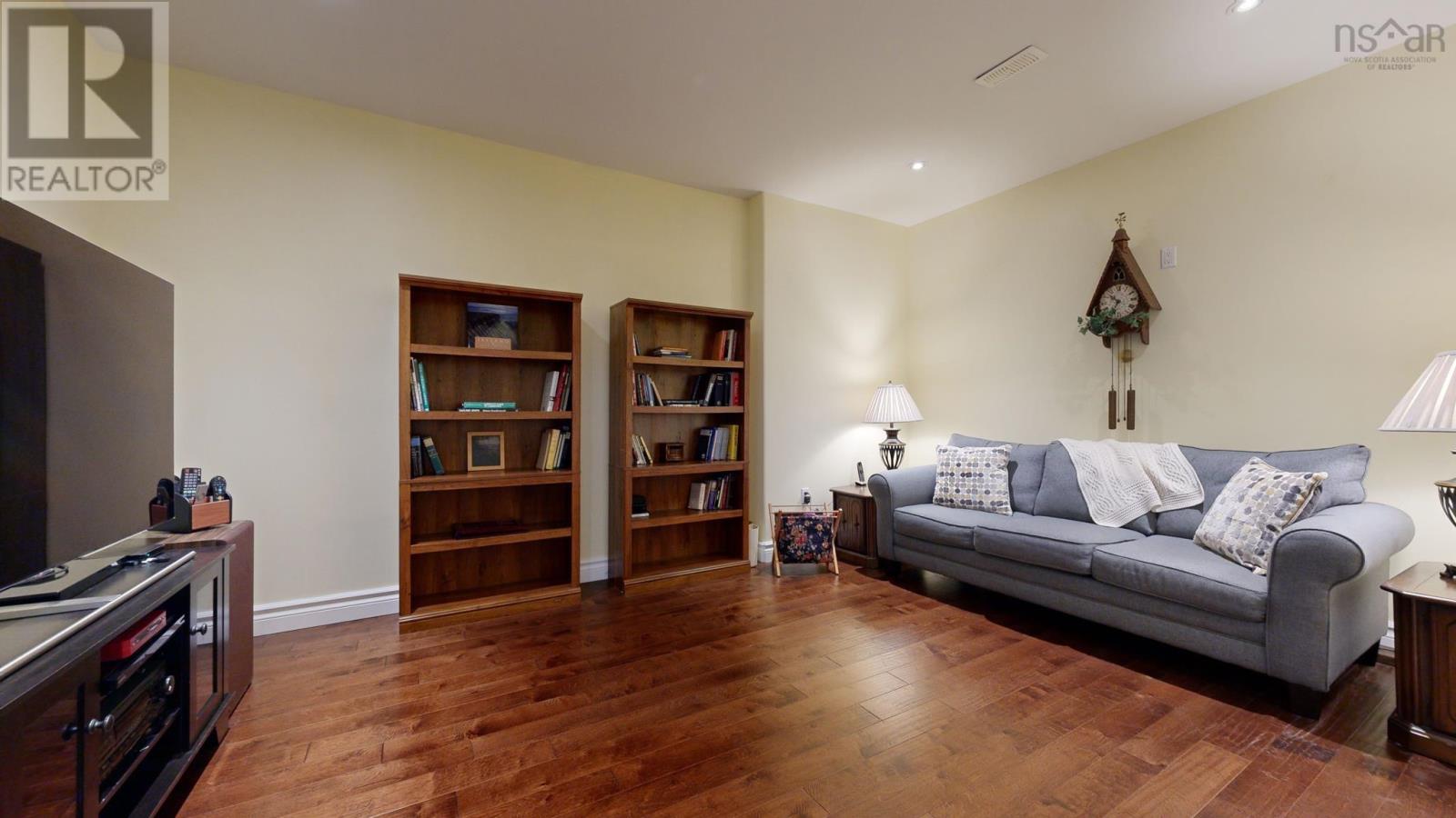1025 Voyageur Way