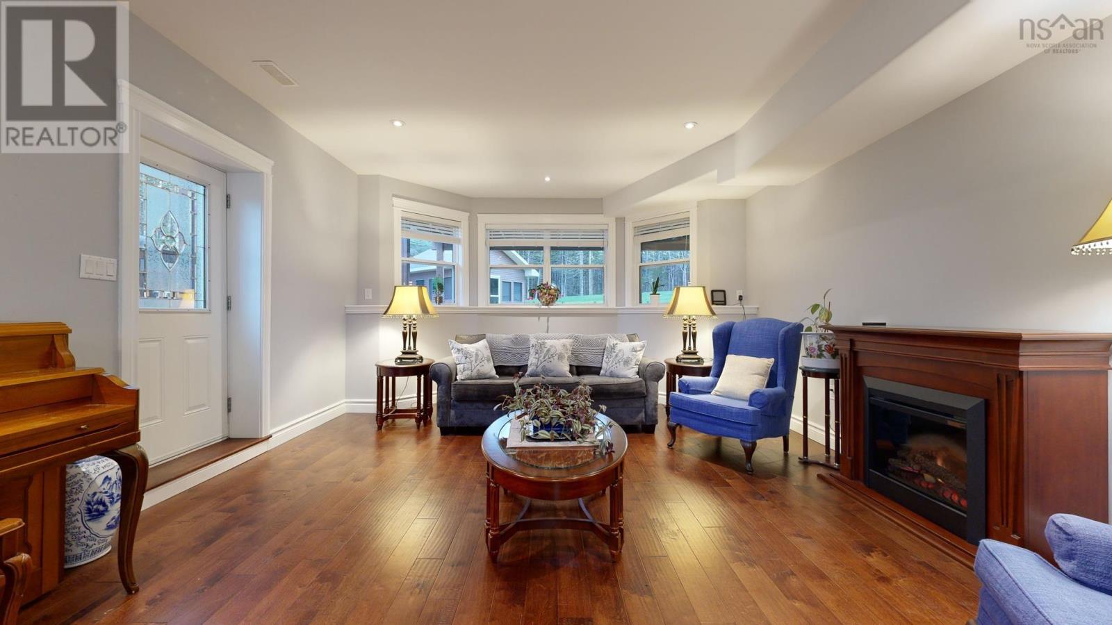 1025 Voyageur Way