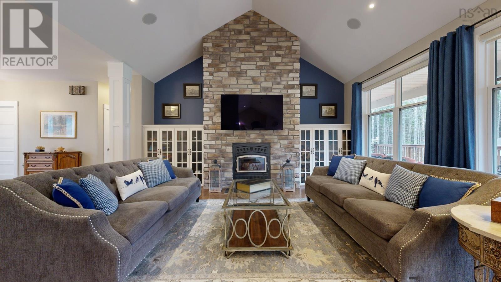 1025 Voyageur Way