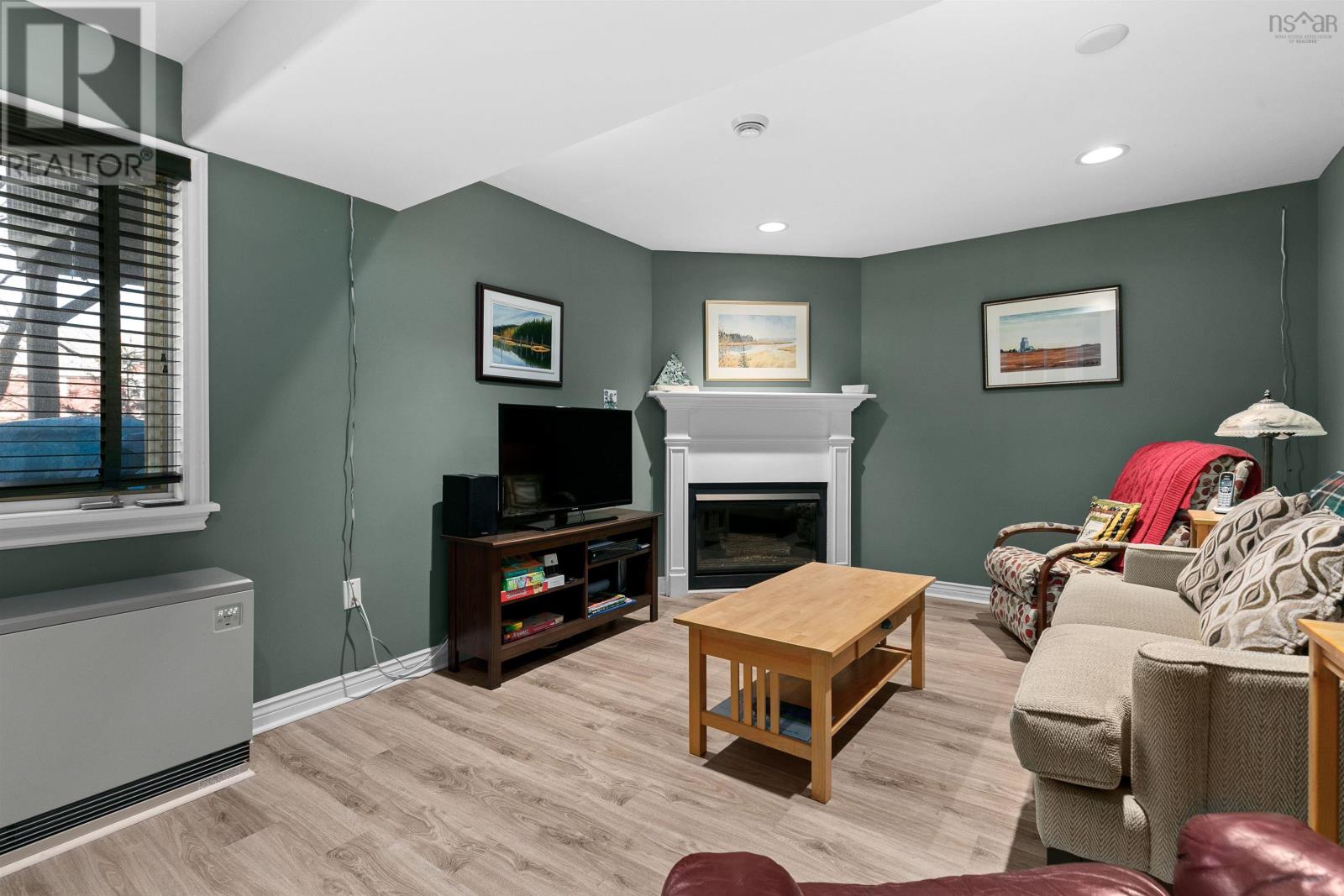 12 Royal Masts Way
