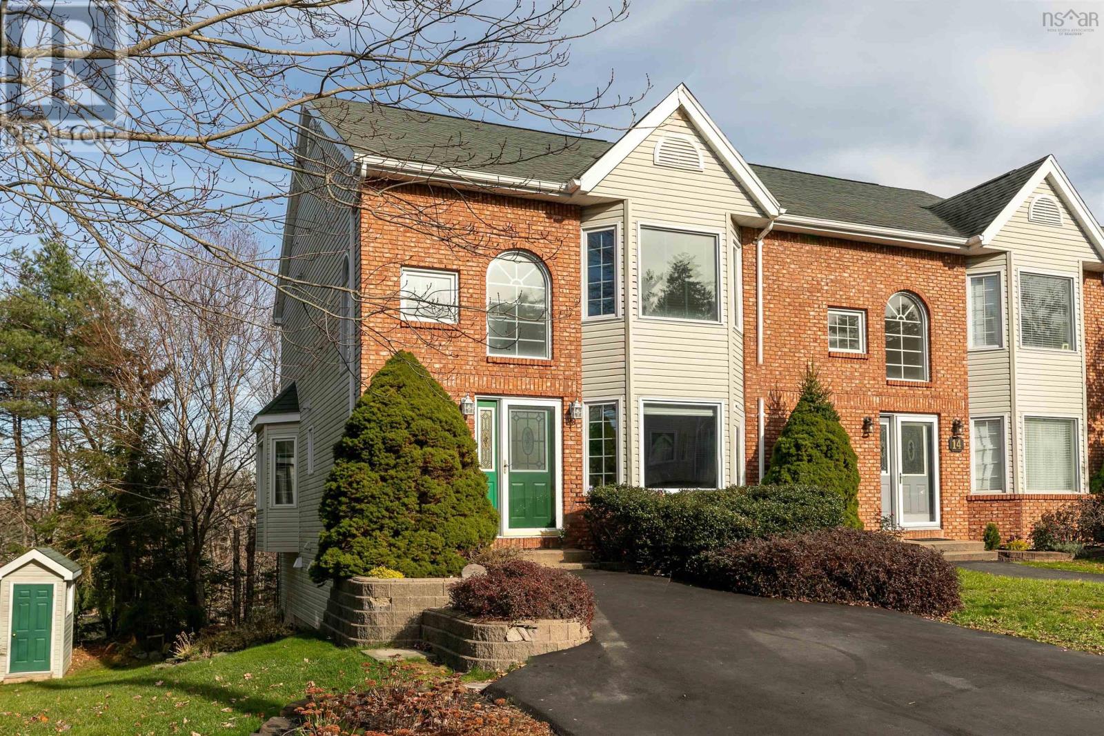12 Royal Masts Way