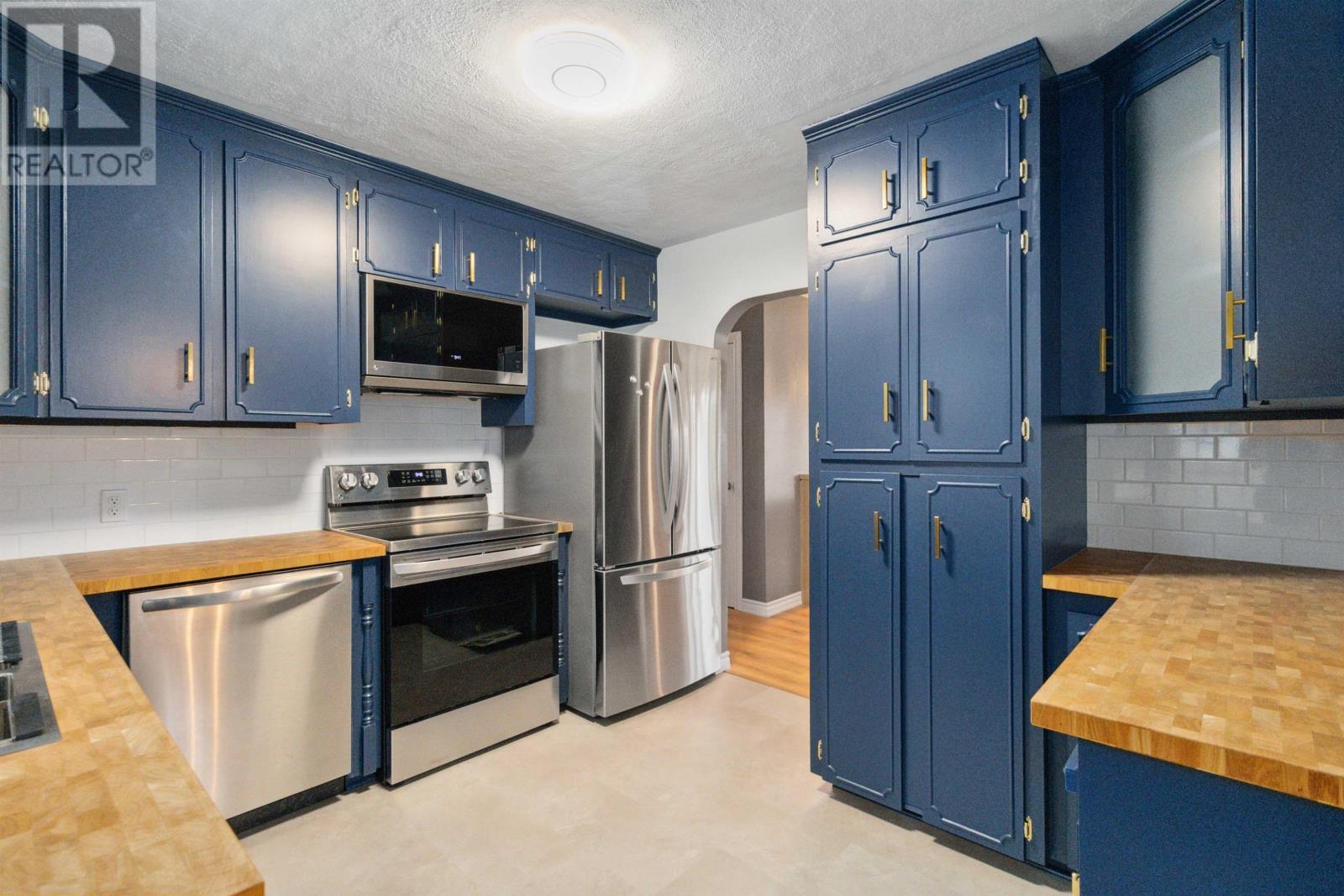 60 WINDWARD Avenue