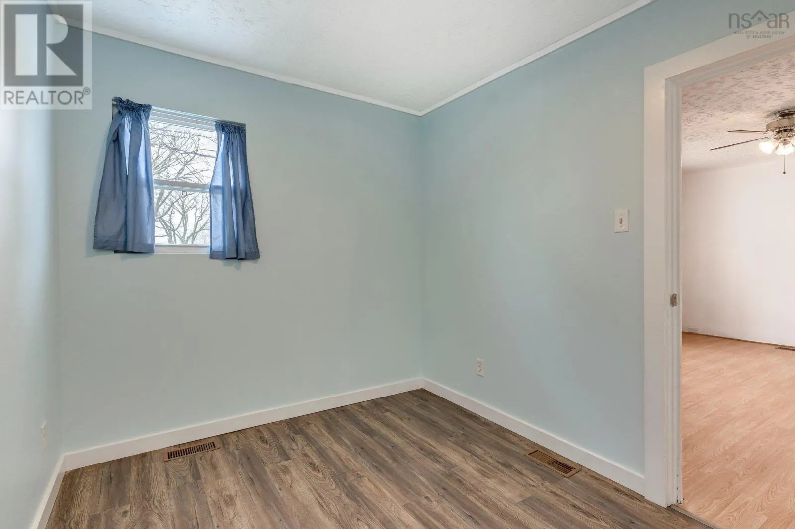 6568 Roslyn Road