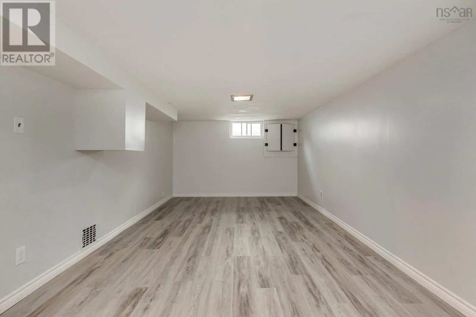 6568 Roslyn Road