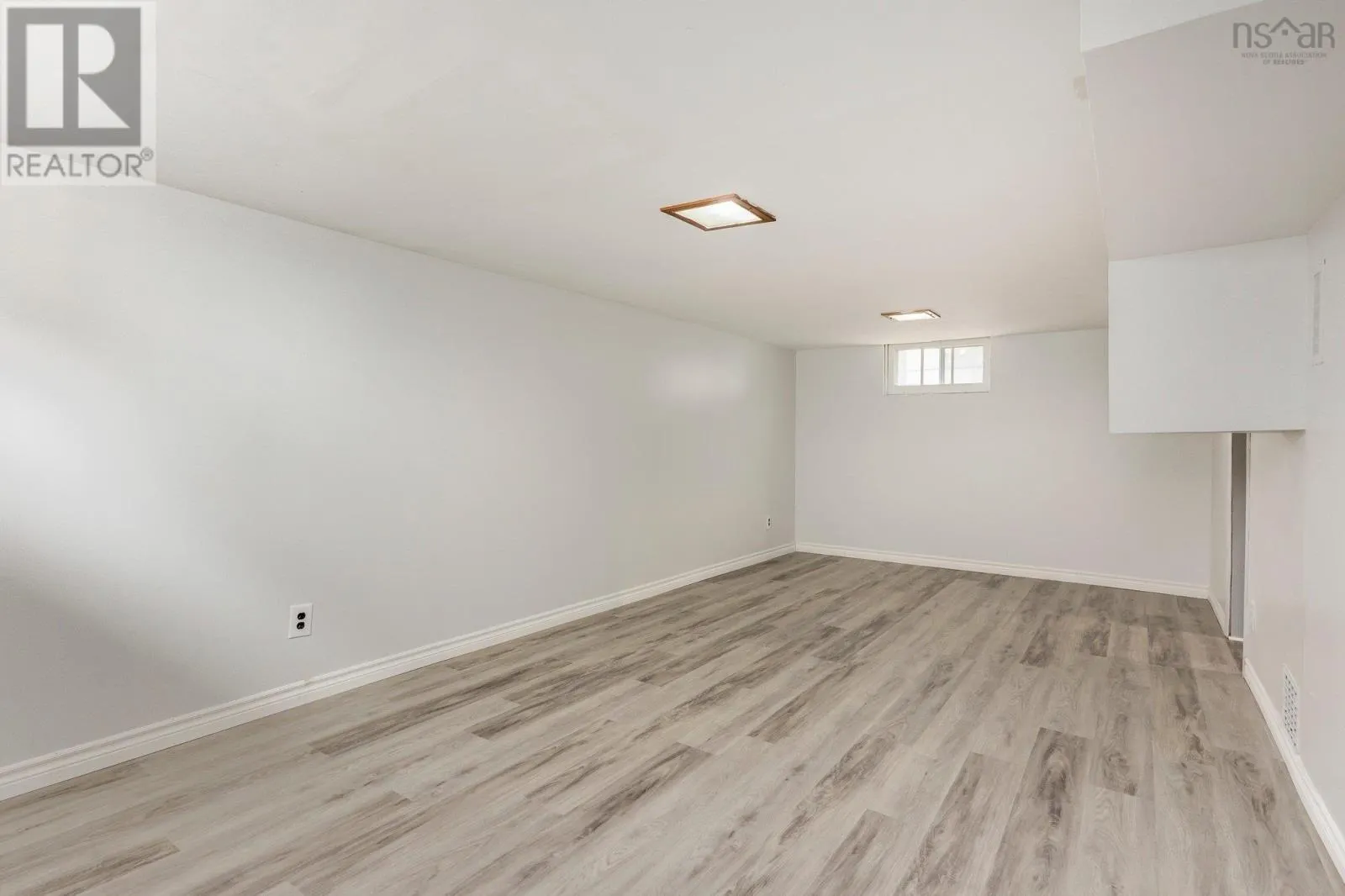 6568 Roslyn Road