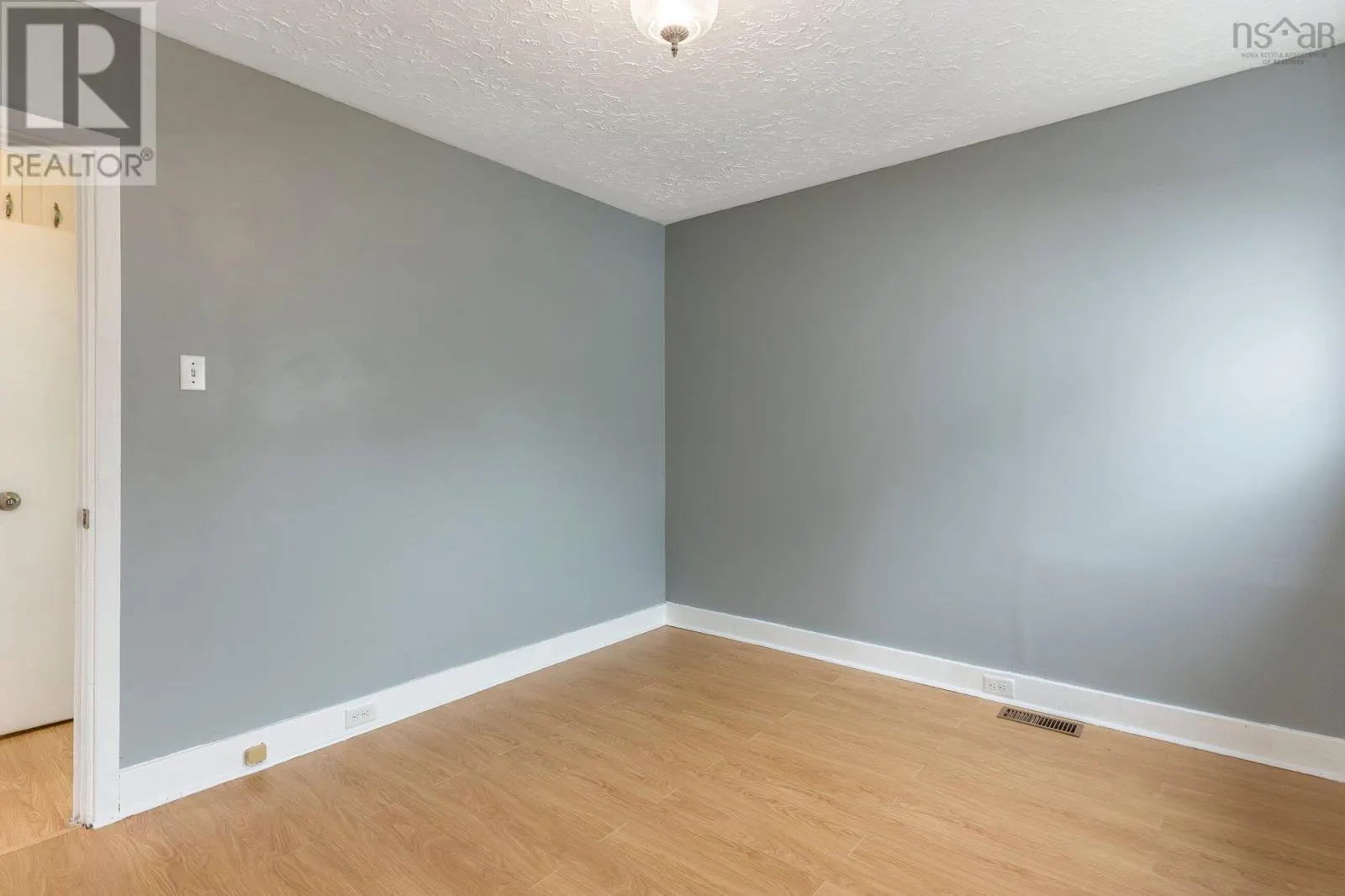 6568 Roslyn Road