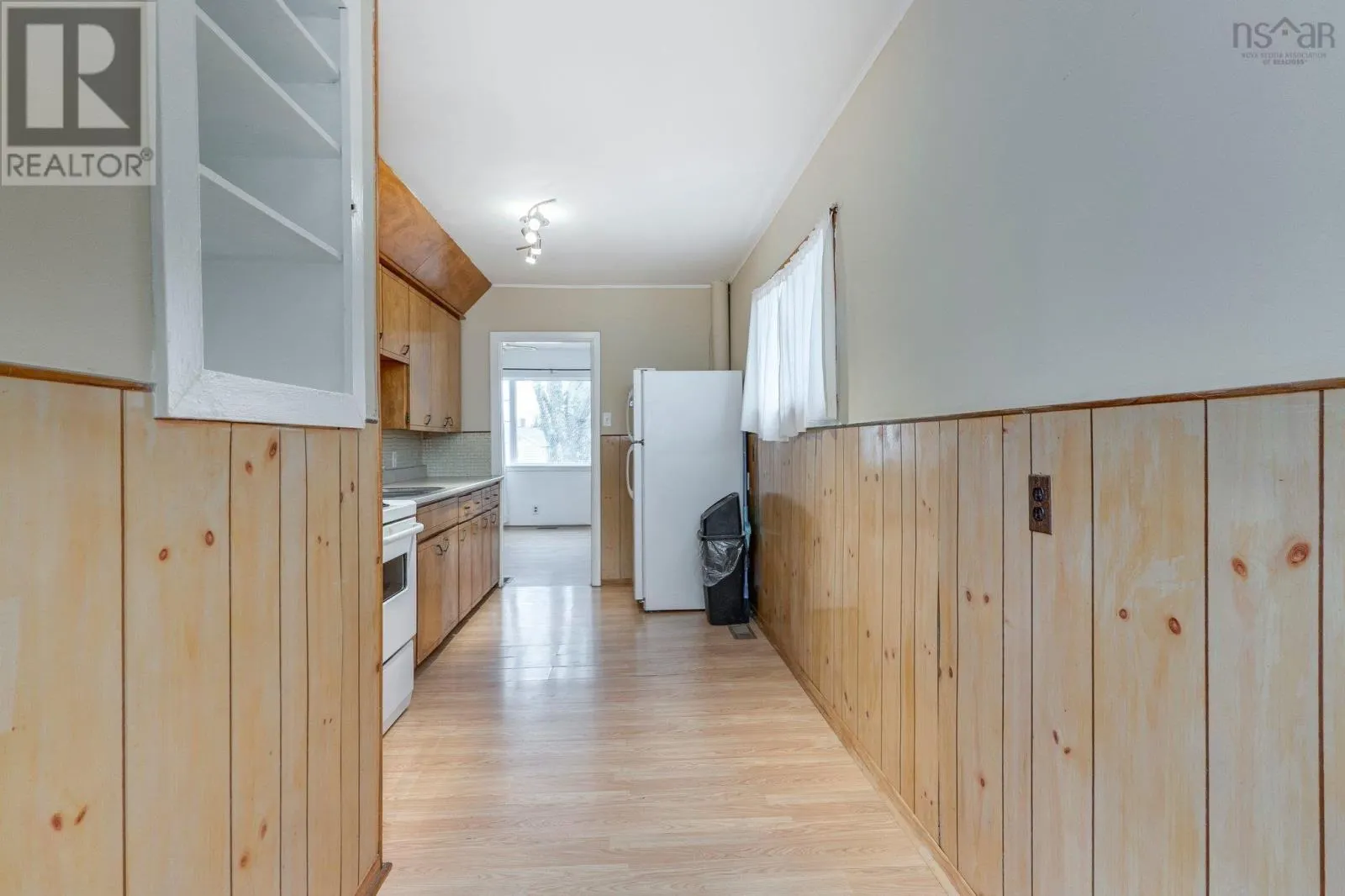 6568 Roslyn Road