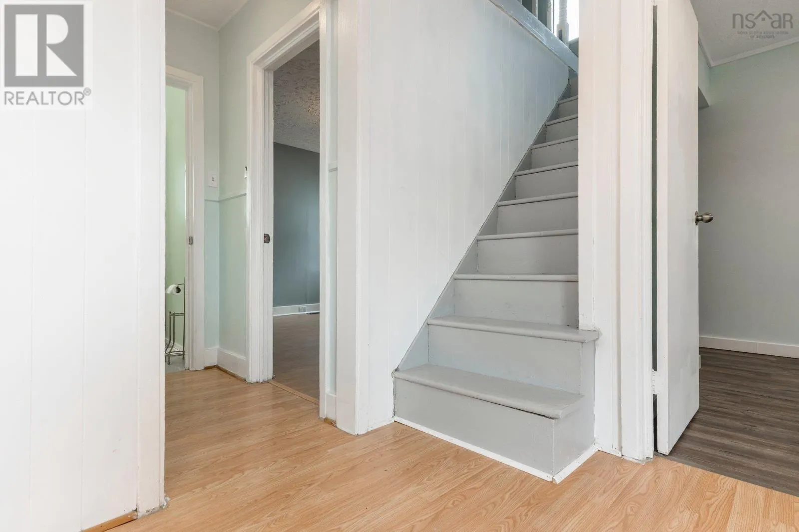 6568 Roslyn Road