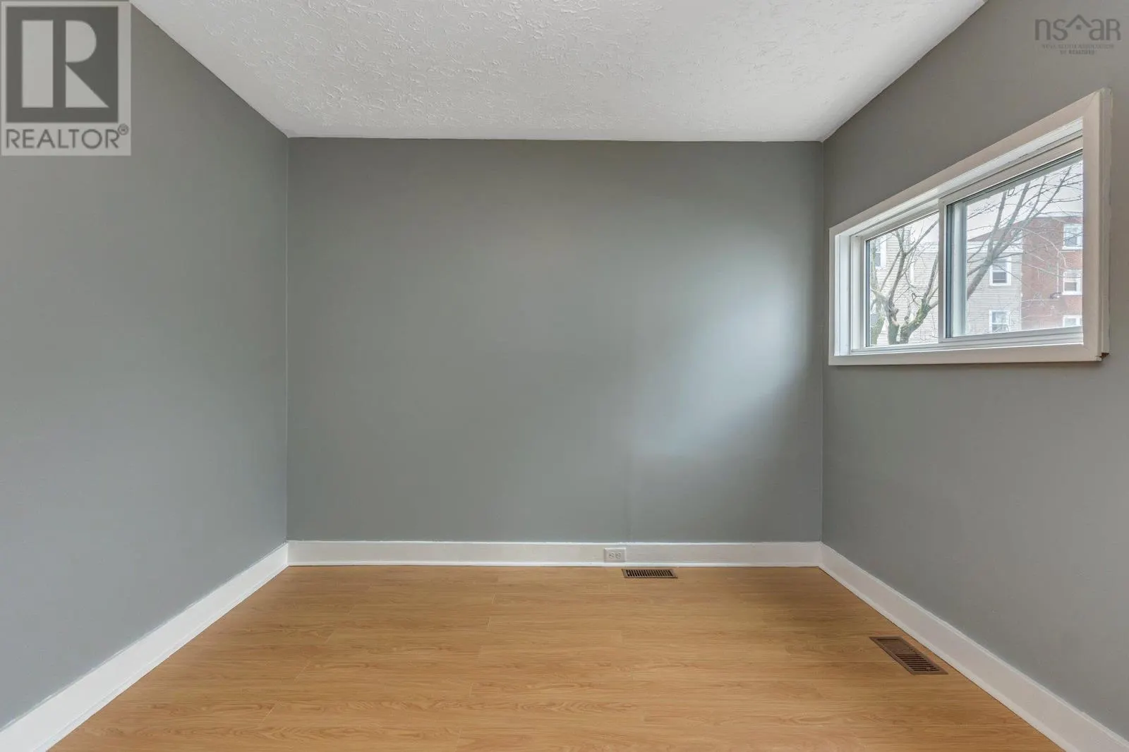 6568 Roslyn Road