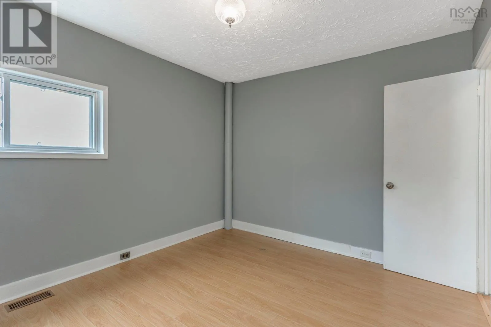 6568 Roslyn Road