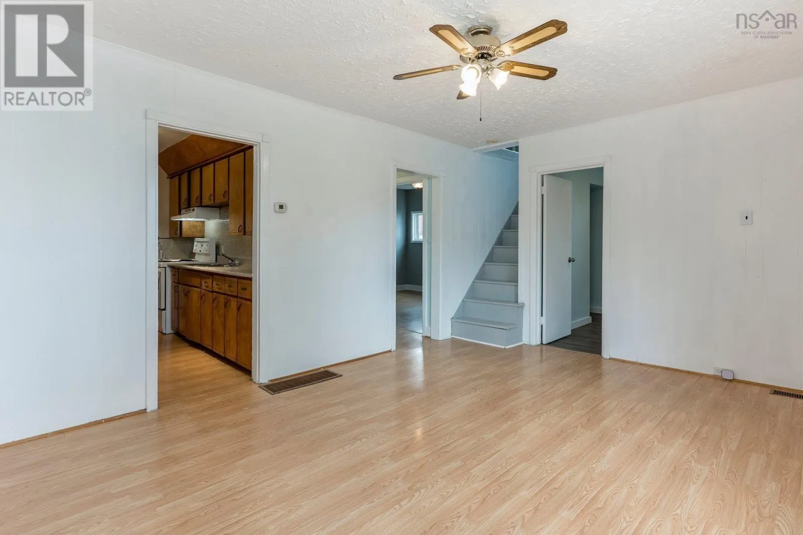 6568 Roslyn Road