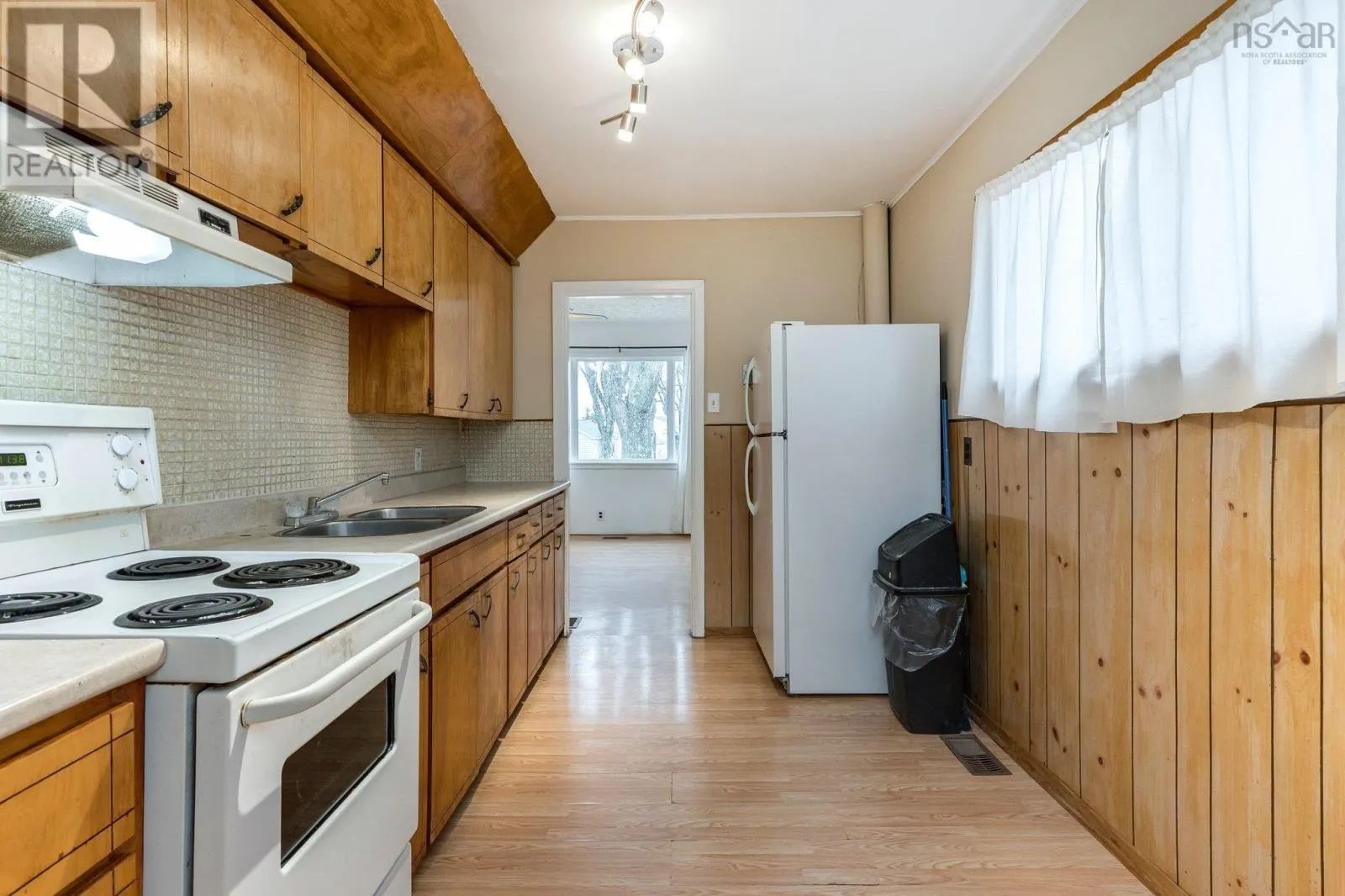 6568 Roslyn Road