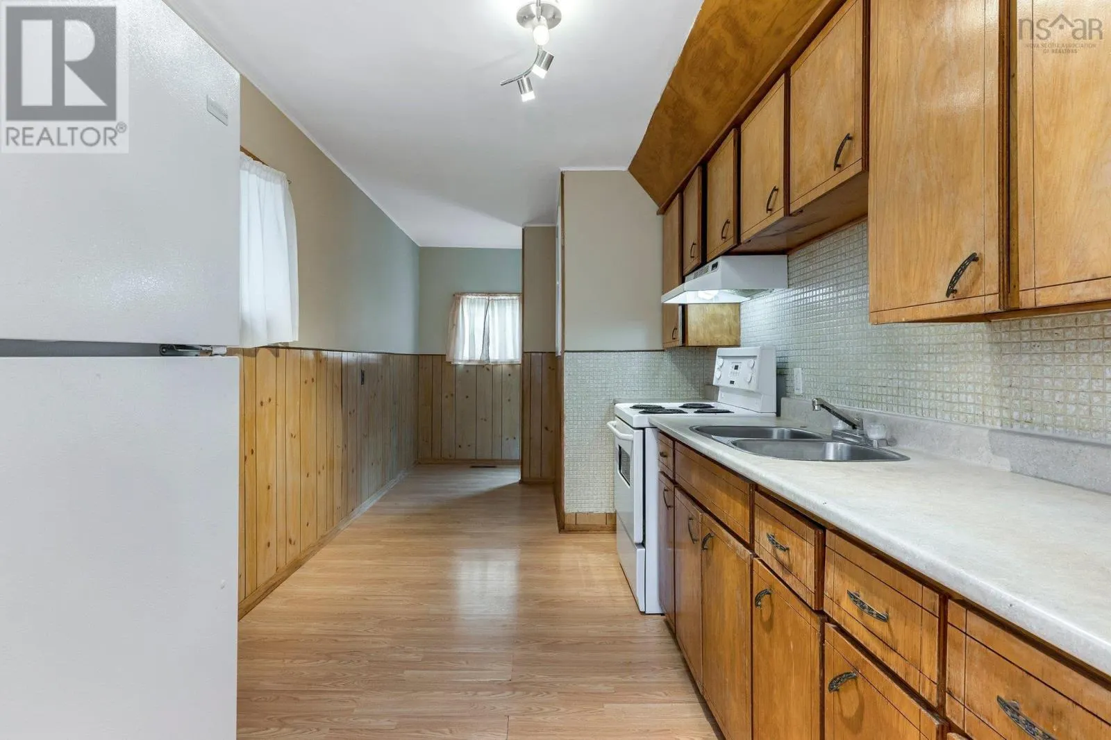 6568 Roslyn Road