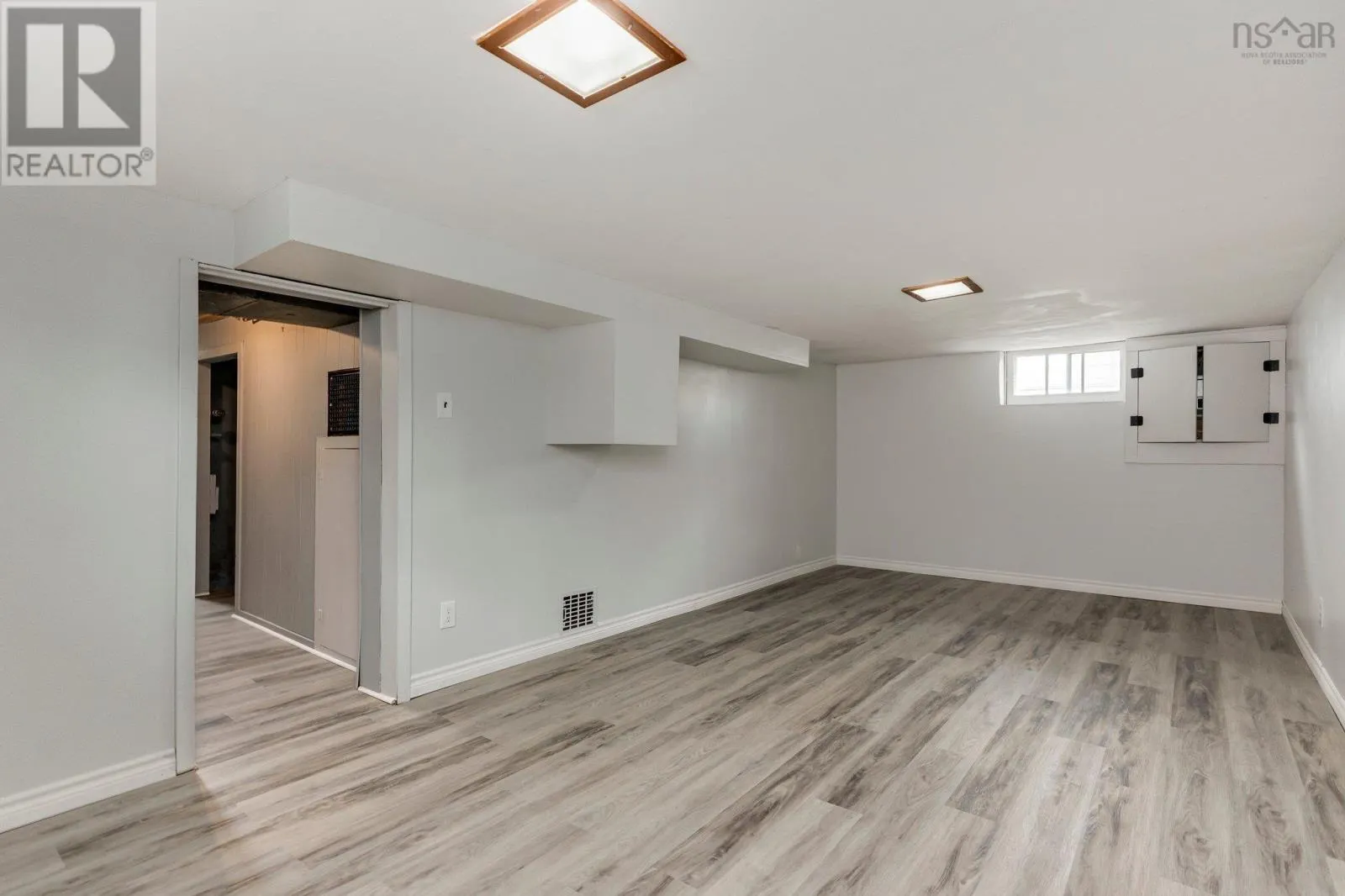 6568 Roslyn Road
