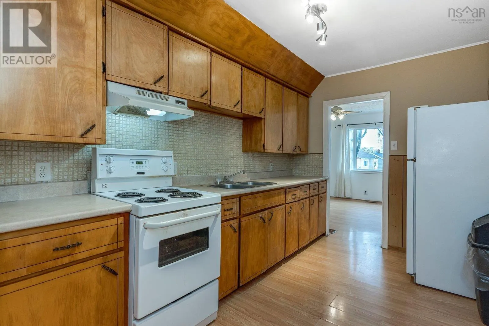 6568 Roslyn Road