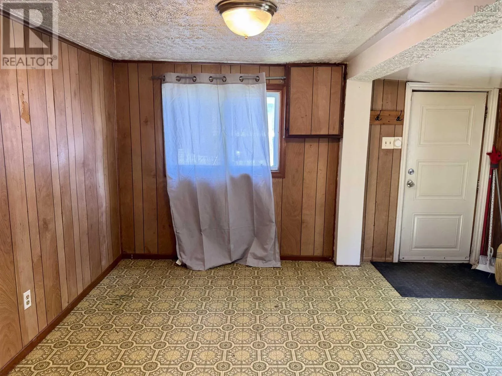 33 Albro Lake Road