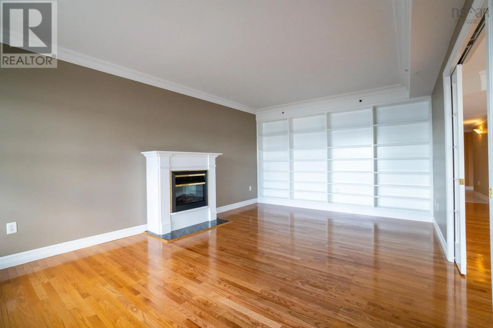 303 99 Waterfront Drive