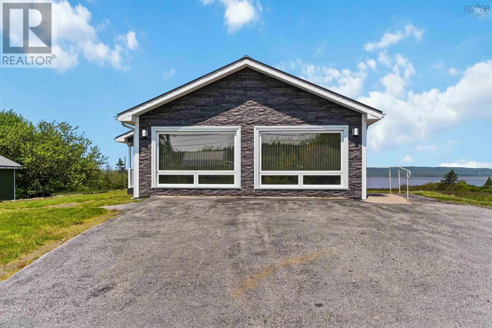 8779 Highway 101