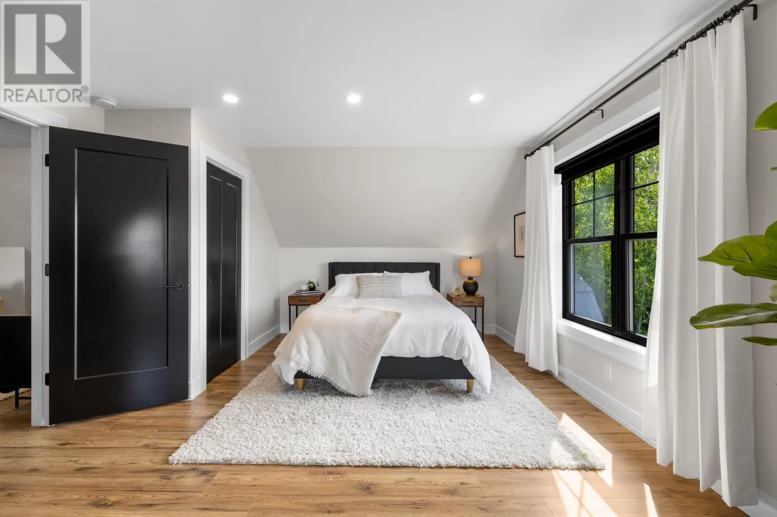 16 Captain James Crescent