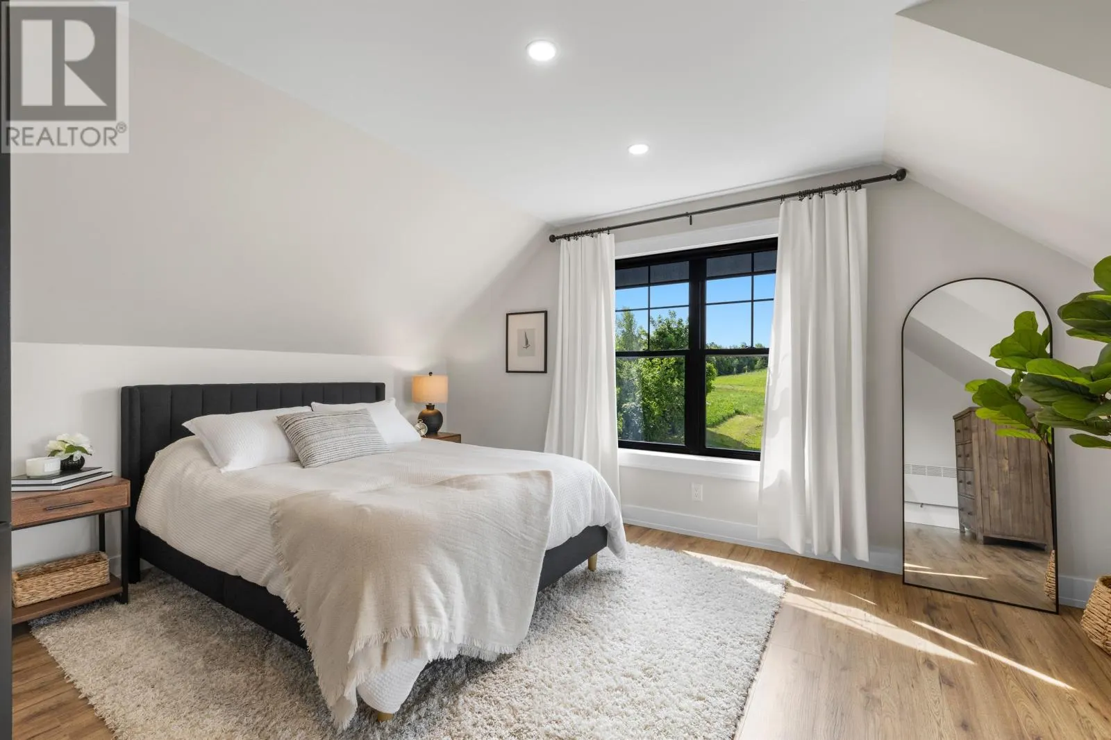 16 Captain James Crescent