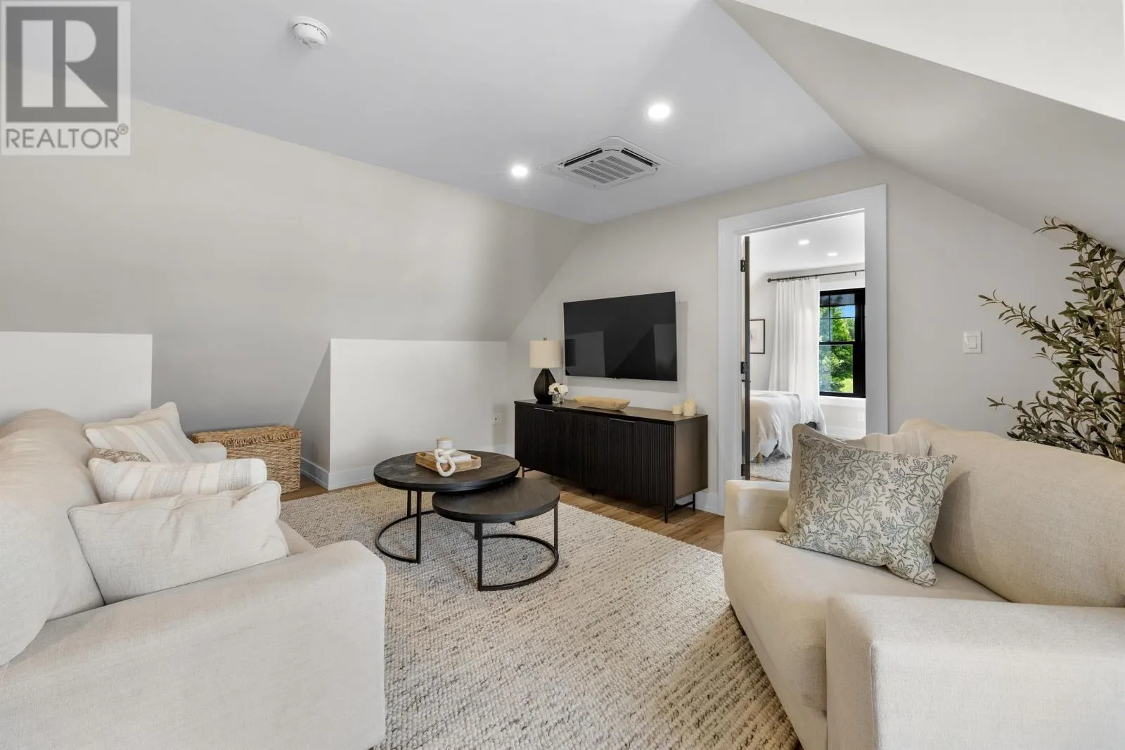 16 Captain James Crescent