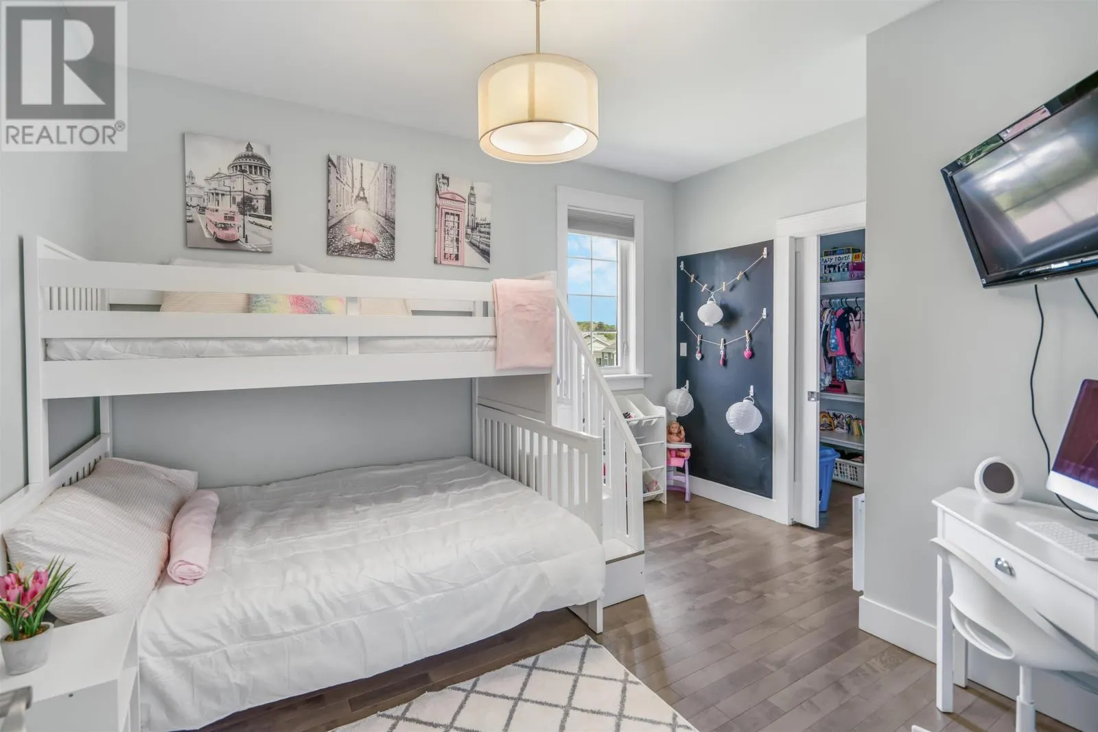 2 Stonington Boulevard