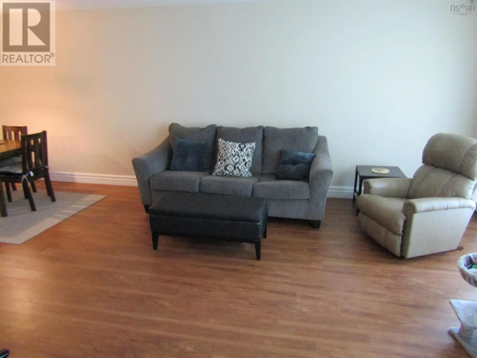 205 87 Pebblecreek Crescent