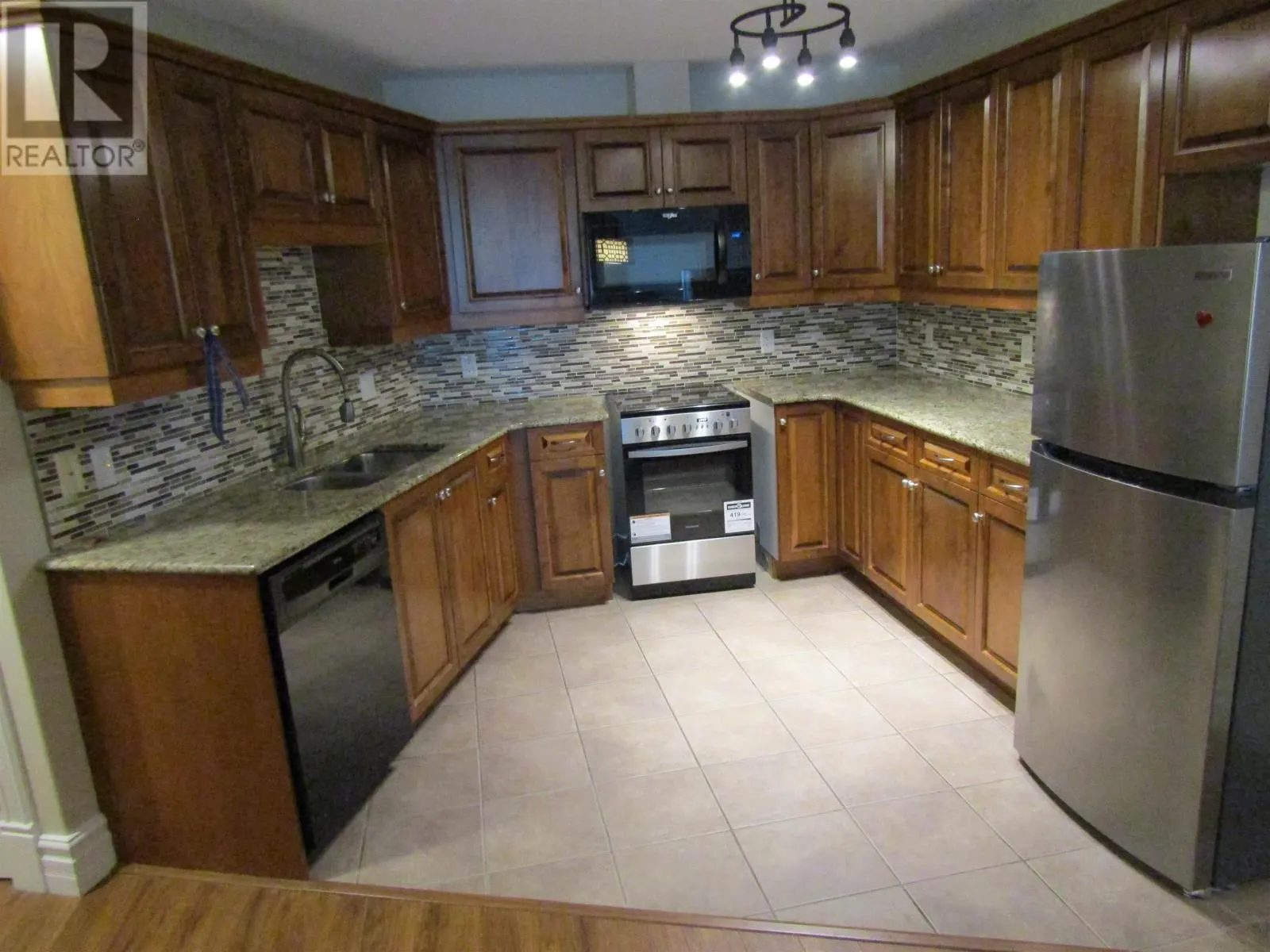 205 87 Pebblecreek Crescent