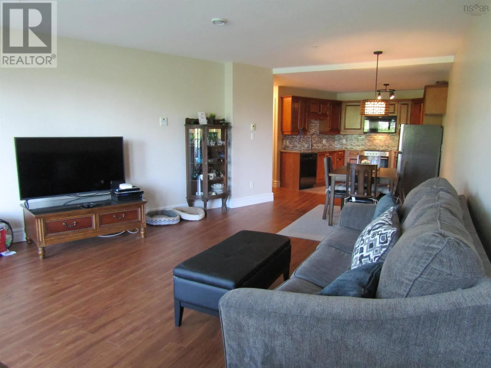 205 87 Pebblecreek Crescent