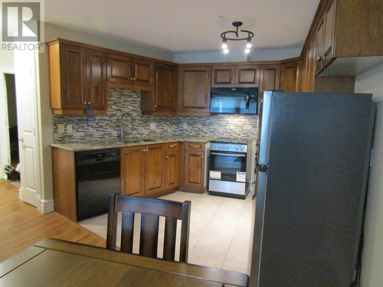 205 87 Pebblecreek Crescent